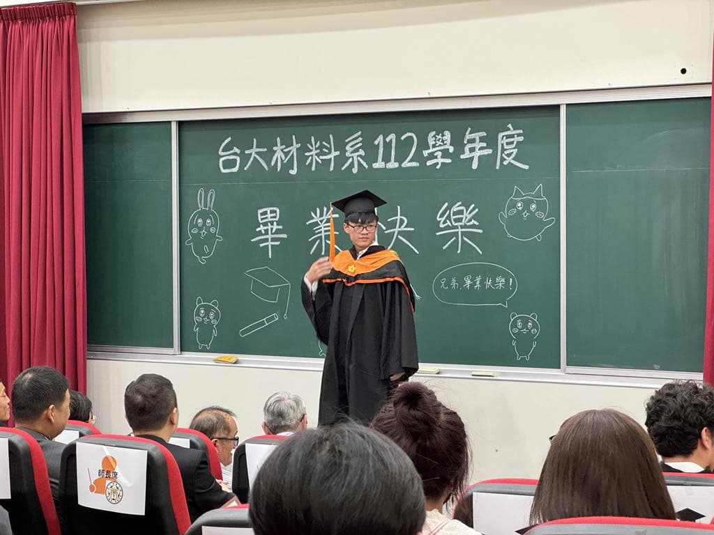 photo 4 of the album 第一屆碩班生洪明泰畢業典禮_20240525