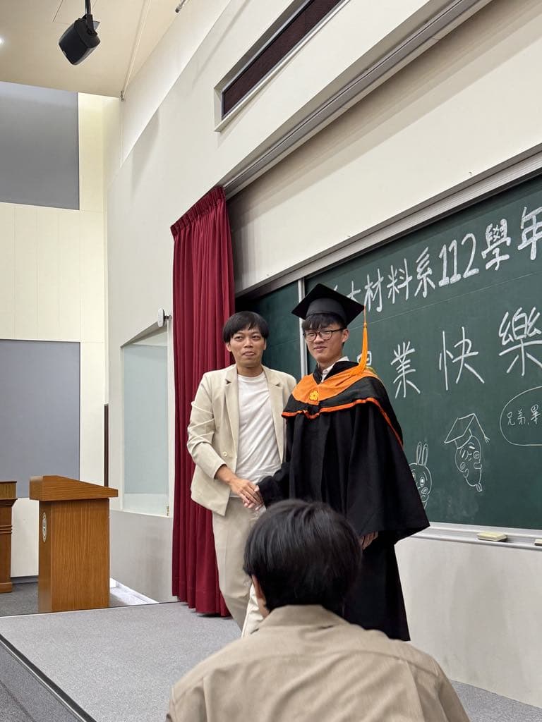 photo 2 of the album 第一屆碩班生洪明泰畢業典禮_20240525